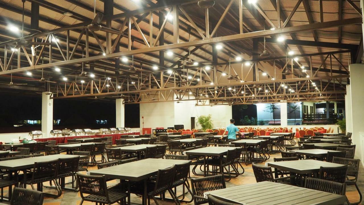 Lotus Seaview Beach Resort, Pengerang Kampung Sungai Rengit Bagian luar foto