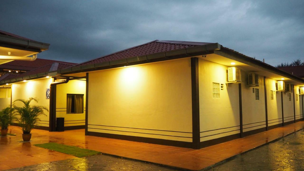 Lotus Seaview Beach Resort, Pengerang Kampung Sungai Rengit Bagian luar foto
