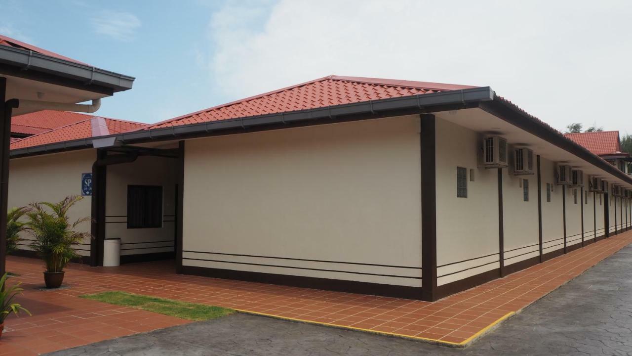 Lotus Seaview Beach Resort, Pengerang Kampung Sungai Rengit Bagian luar foto