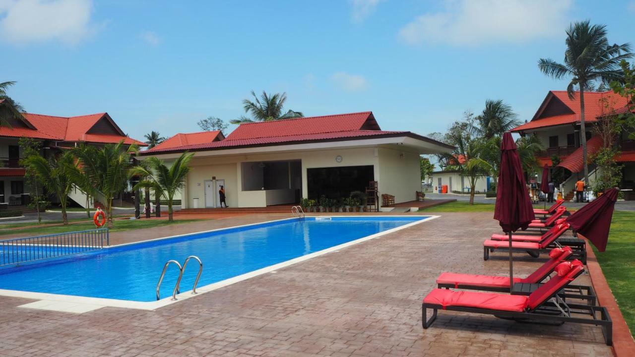 Lotus Seaview Beach Resort, Pengerang Kampung Sungai Rengit Bagian luar foto