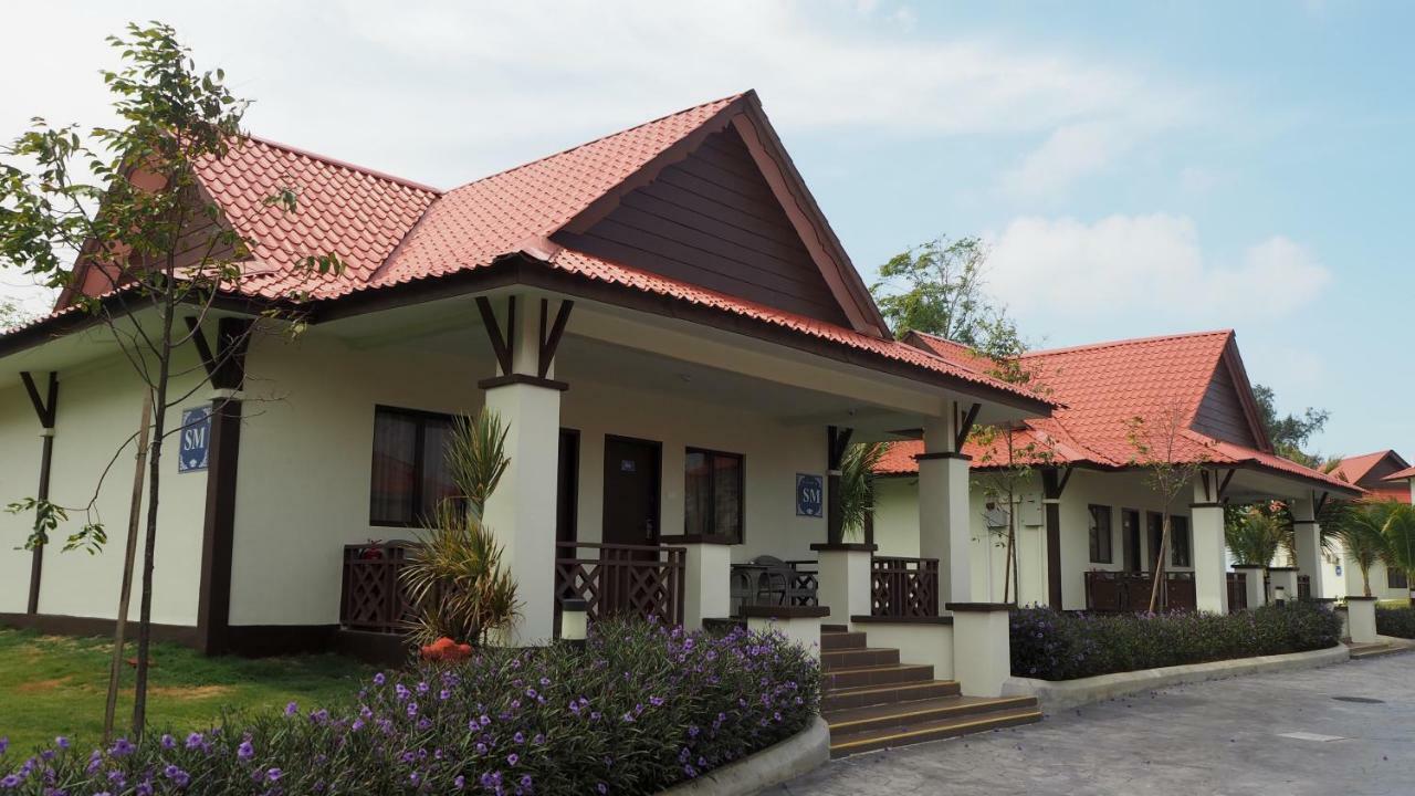 Lotus Seaview Beach Resort, Pengerang Kampung Sungai Rengit Bagian luar foto