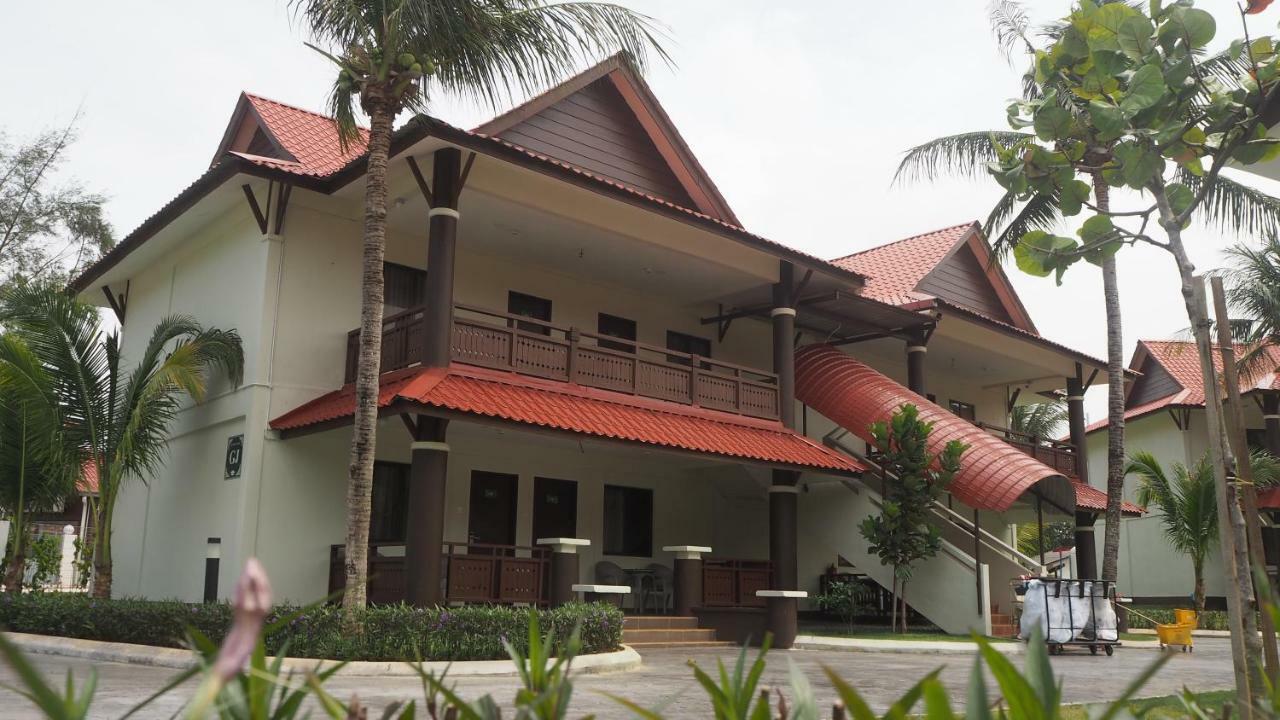 Lotus Seaview Beach Resort, Pengerang Kampung Sungai Rengit Bagian luar foto
