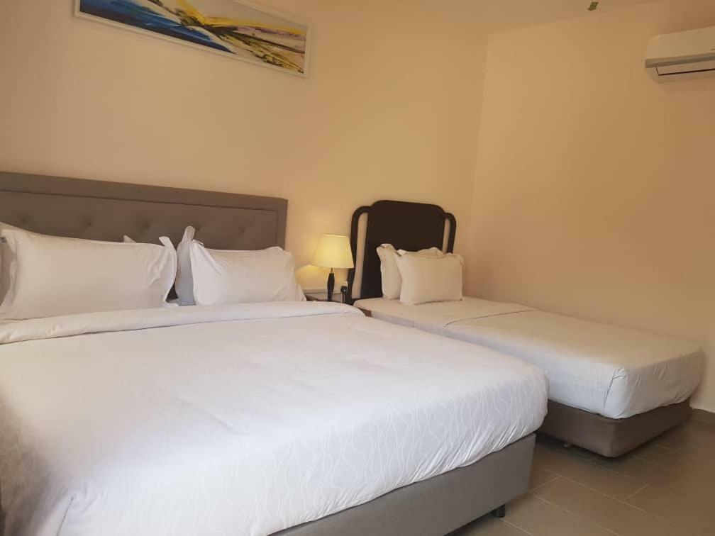 Lotus Seaview Beach Resort, Pengerang Kampung Sungai Rengit Bagian luar foto