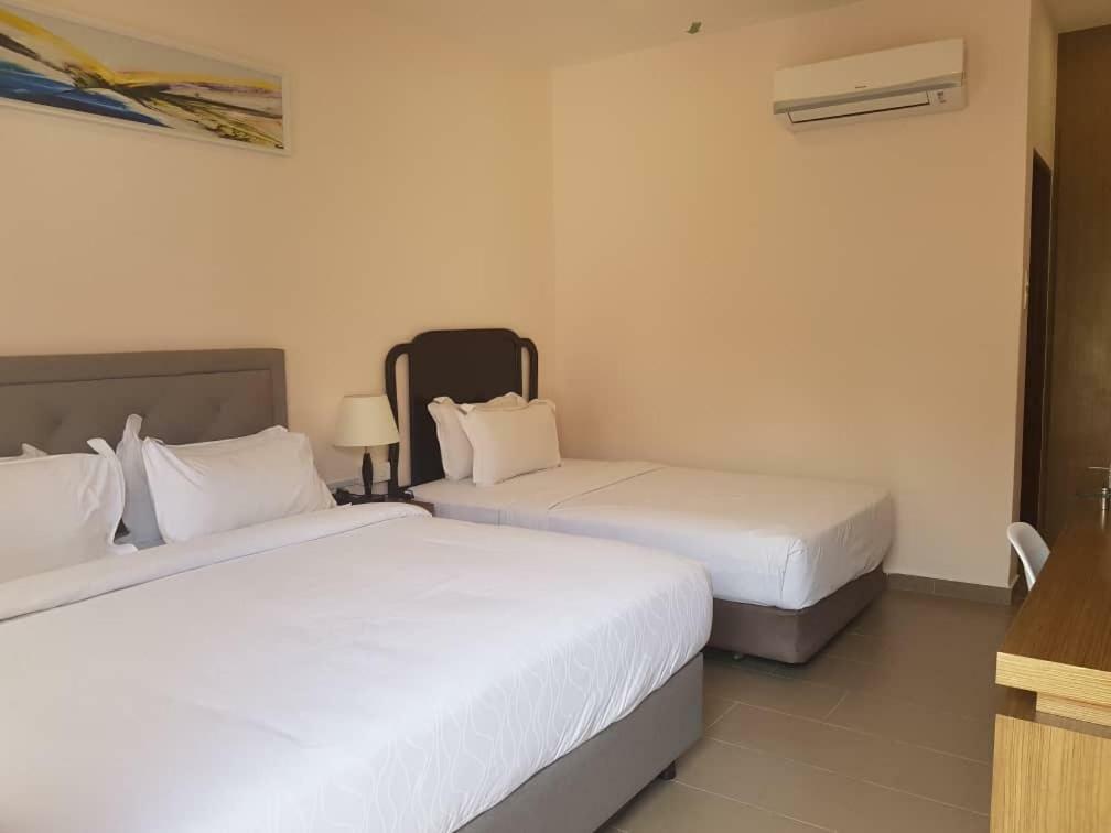 Lotus Seaview Beach Resort, Pengerang Kampung Sungai Rengit Bagian luar foto