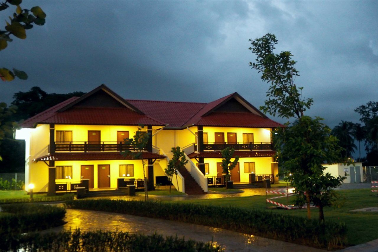 Lotus Seaview Beach Resort, Pengerang Kampung Sungai Rengit Bagian luar foto